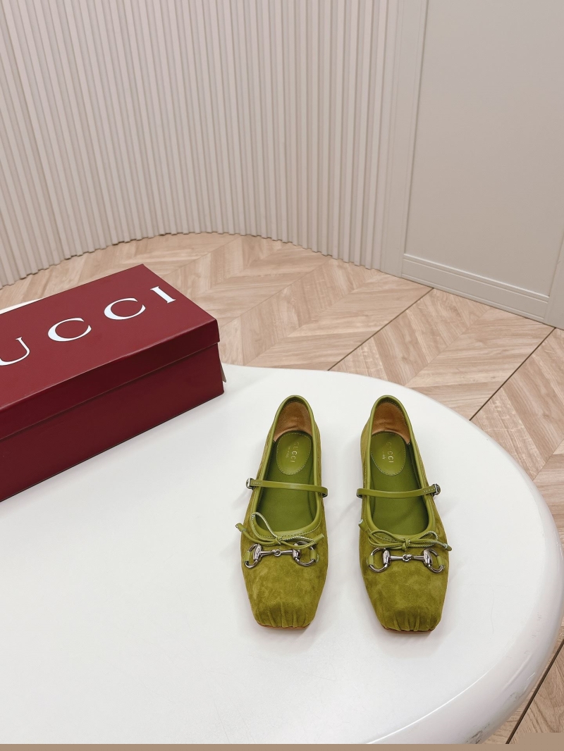 G*u*i flat shoes
